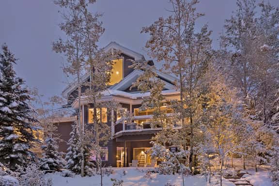 Time Flys Lodge - Image 1