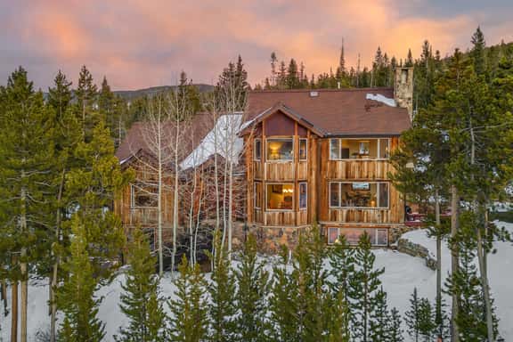 Alpenglow Peaks Lodge - Image 1