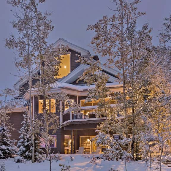 Time Flys Lodge - Image 1