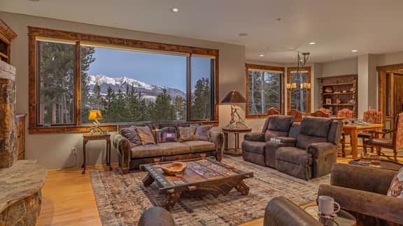 Alpenglow Peaks Lodge