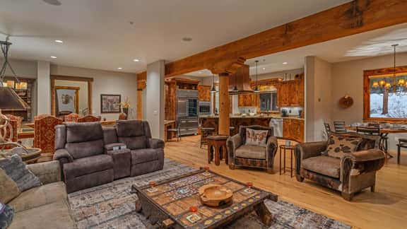 Alpenglow Peaks Lodge