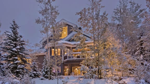 Time Flys Lodge - Image 1
