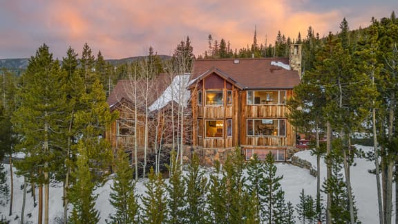 Alpenglow Peaks Lodge - Image 1